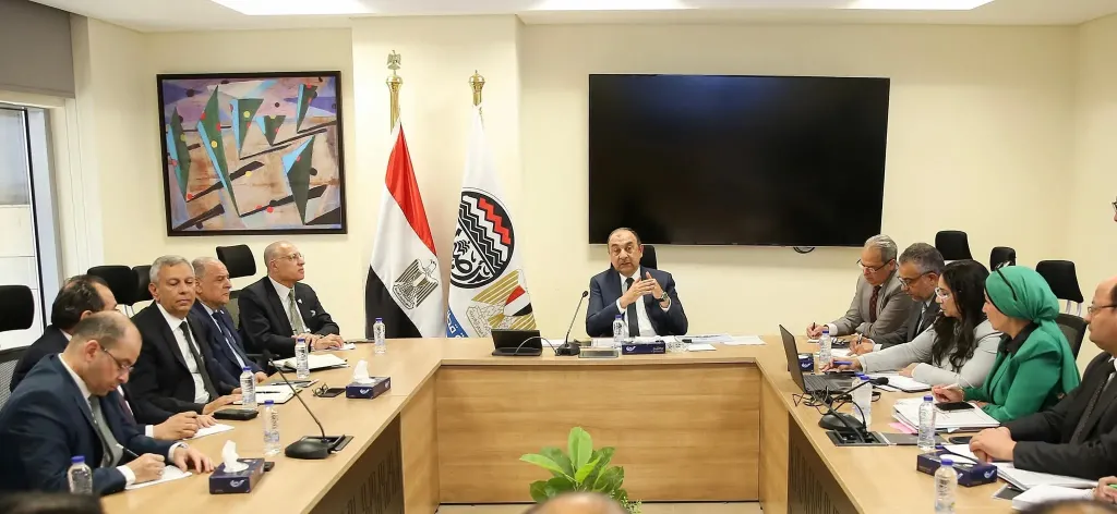 وزير قطاع الأعمال العام يجتمع برؤساء الشركات القابضة لمتابعة مشروعات التطوير والشراكة والاستثمار