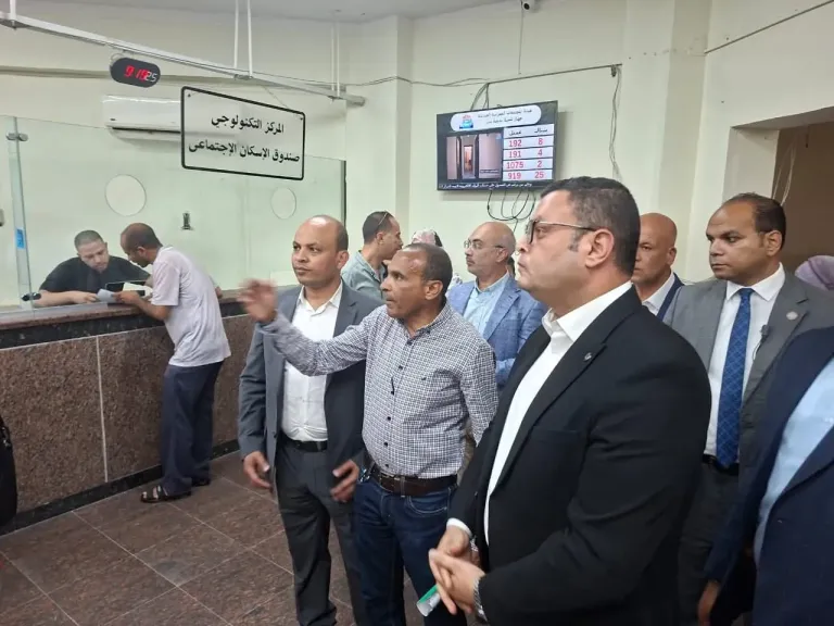 وزير الإسكان يتفقد المركز التكنولوجي لخدمة المواطنين بجهاز مدينة بدر ويتابع موقف المشروعات بالمدينة