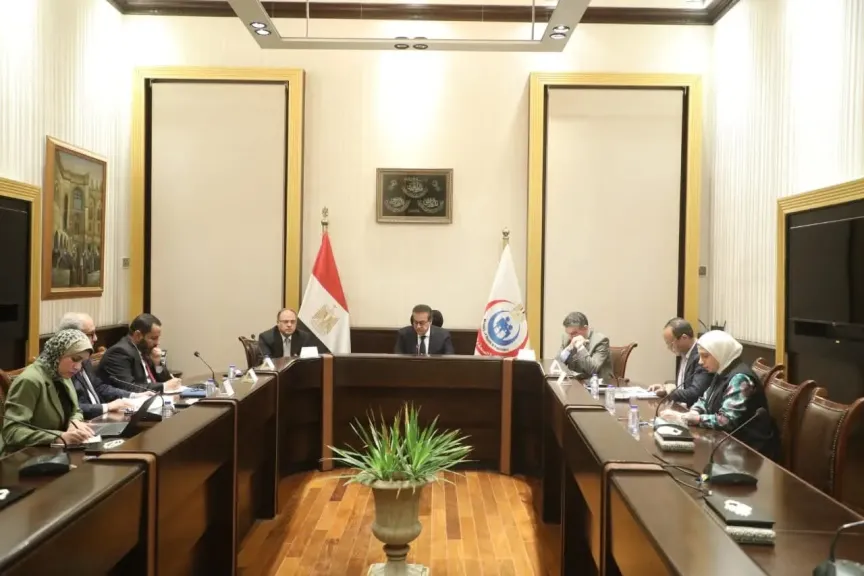 نائب رئيس الوزراء وزير الصحة يناقش مع هيئتي الدواء والشراء الموحد آليات ضمان كفاءة واستدامة منظومة الإمداد