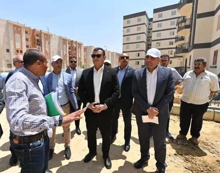 وزير الإسكان يتفقد أعمال تطوير المحاور والطرق الرئيسية ومشروعًا سكنيًا ومحطة صرف صحي بمدينة بدر