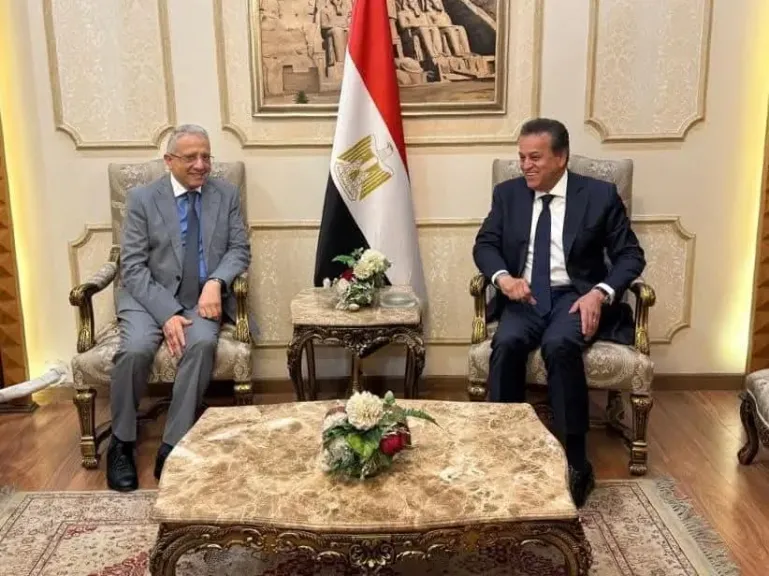 الدكتور خالد عبدالغفار يستقبل وزير الصحة التونسي بمطار القاهرة الدولي