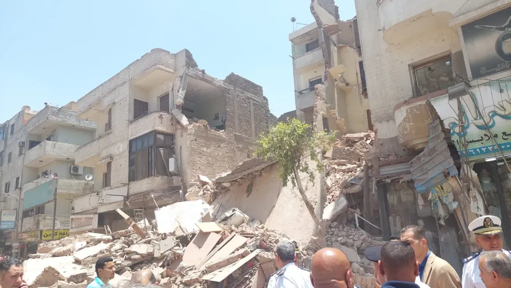 عاجل .. إخلاء عقارين مجاورين لعقار شبرا مصر المنهار