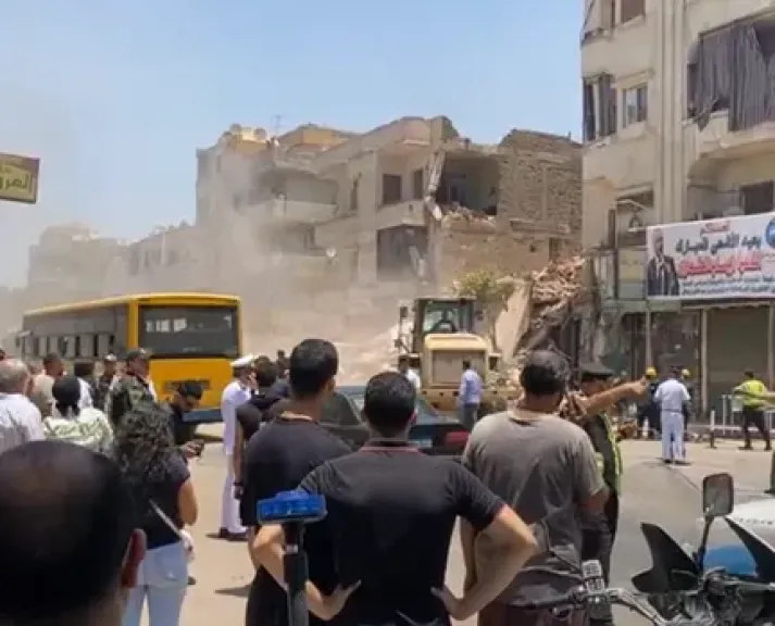 أمن القاهرة: عقار شبرا مصر المنهار كان خاليًا من أغلب سكانه