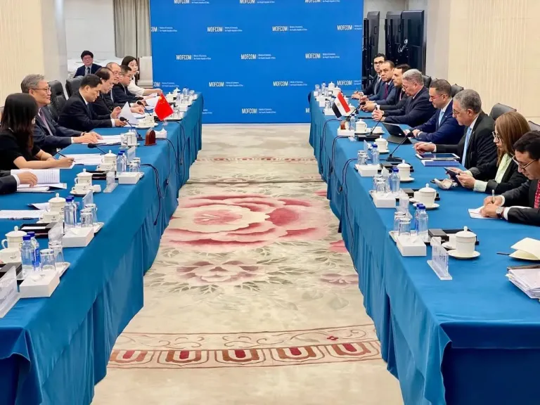 وزير الاستثمار والتجارة الخارجية يلتقي وزير التجارة الصيني لبحث سبل تعزيز العلاقات الاقتصادية والتجارية بين البلدين