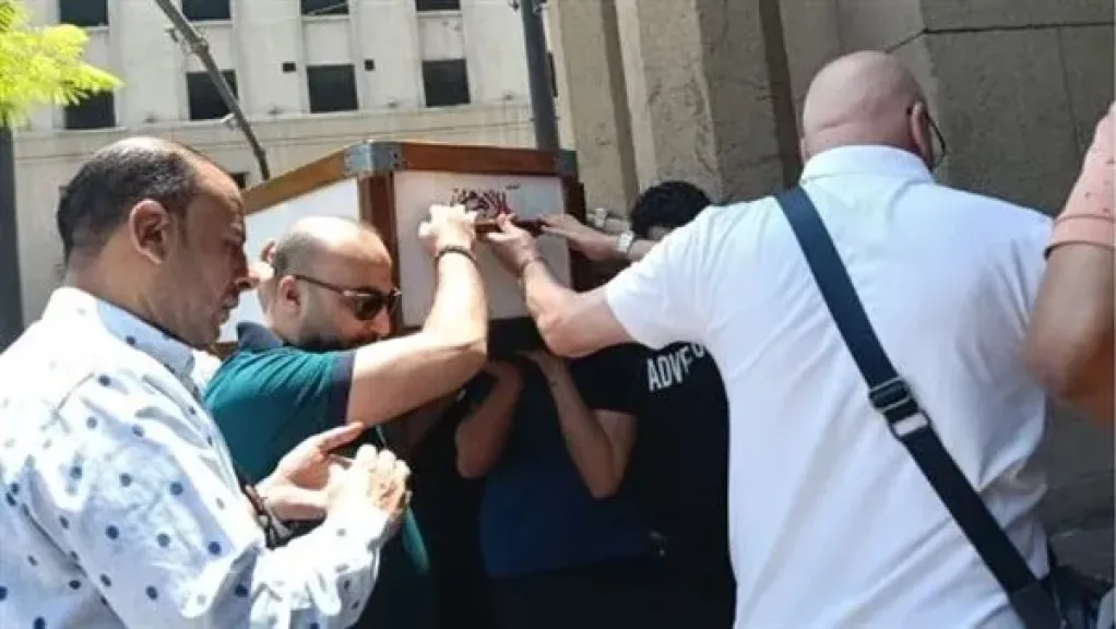 وصول جثمان الكاتب الصحفي محمد عبدالمنعم لمسجد عمر مكرم استعدادًا لتشييع جنازته