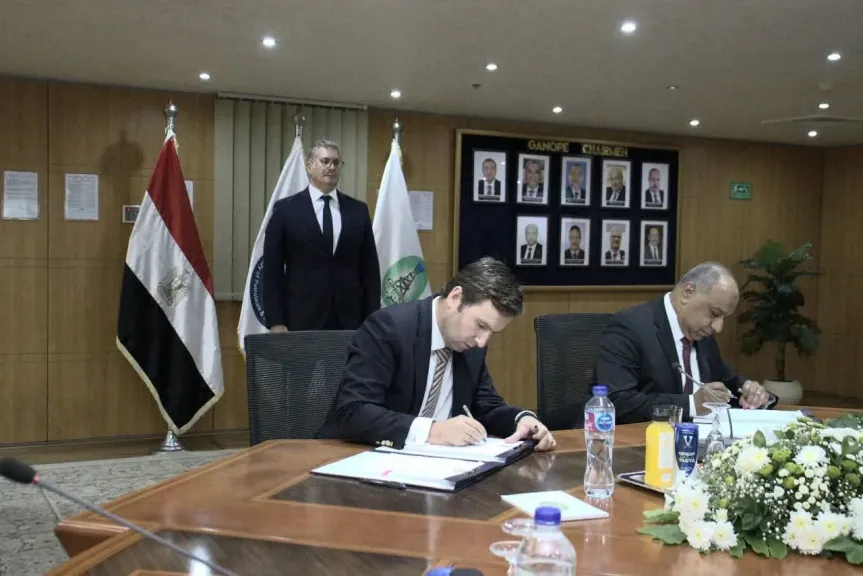 وزير البترول يشهد توقيع اتفاقية التزام جديدة للبحث عن البترول بجنوب وادي السهل في الصحراء الشرقية