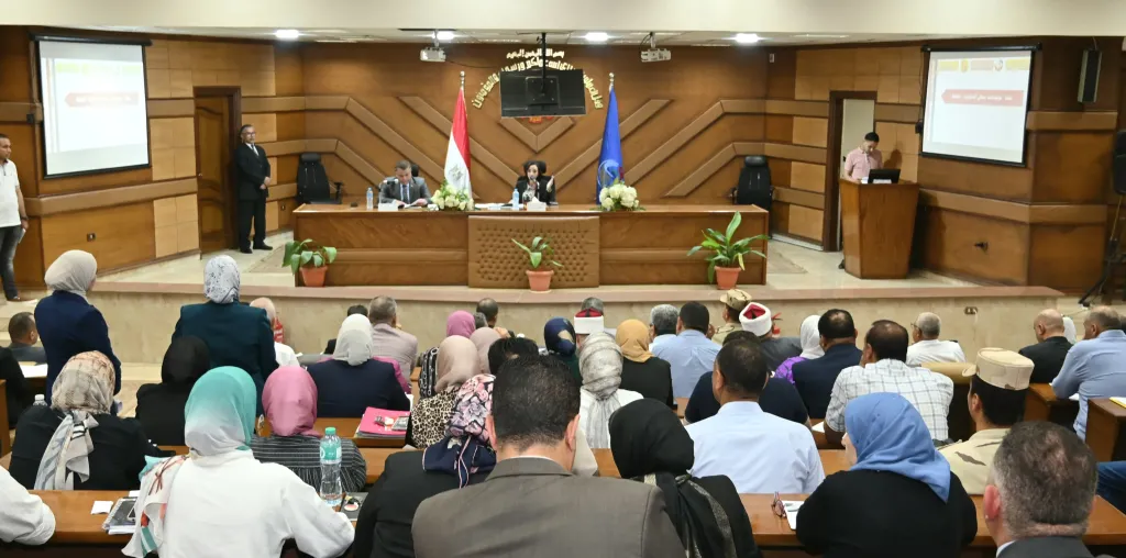 محافظ البحيرة تعقد اجتماعًا لمتابعة موقف التقنين واسترداد الأراضي أملاك الدولة