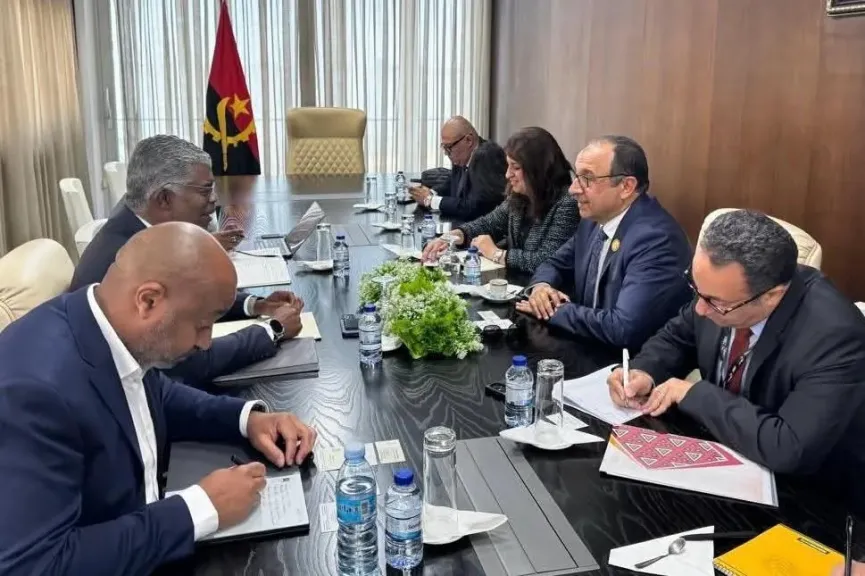 وزير قطاع الأعمال العام يلتقي بوزيري النقل والبترول الأنجوليين على هامش قمة لواندا