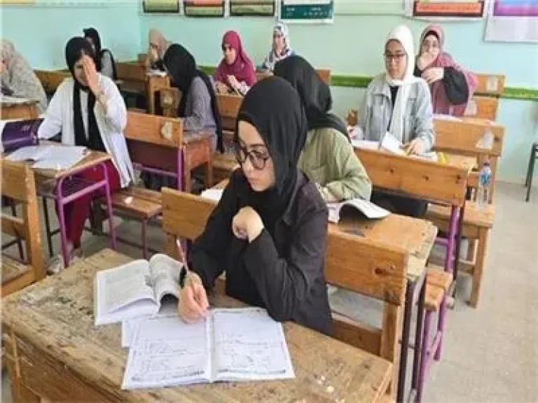 إصابة طالبة بالثانوية  بحالة نفسية خلال  أداء امتحانها في الشرقية