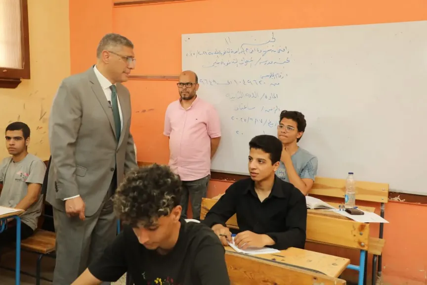 ”المحافظ” يتفقد لجان امتحانات الثانوية العامة بأبوالنمرس والحوامدية ويشدد على تهيئة المناخ الملائم للطلاب
