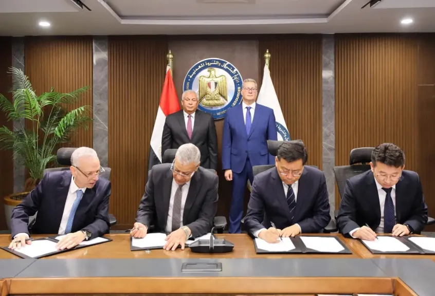 وزير البترول والثروة المعدنية ومحافظ الوادى الجديد يشهدان توقيع العقود النهائية لبدء تنفيذ مجمع إنتاج حامض الفسفوريك بالوادى الجديد