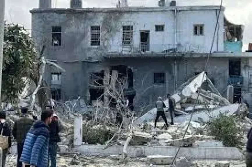 إعلام فلسطيني: 11 شهيدًا ومصابون بقصف منزل في جباليا شمال غزة