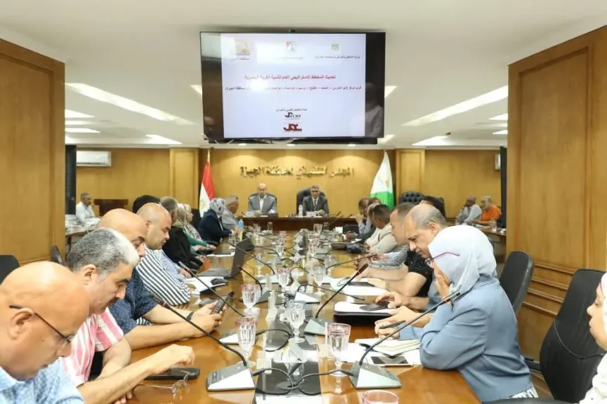 المخططات الاستراتيجية لـ76 قرية ضمن خطة التنمية العمرانية الشاملة أمام المحافظ
