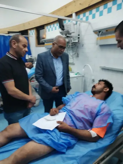 رئيس نقابة البترول يتابع الحالة الصحية لمصابي حادث البارجة في مستشفى الجونة للاطمئنان عليهم