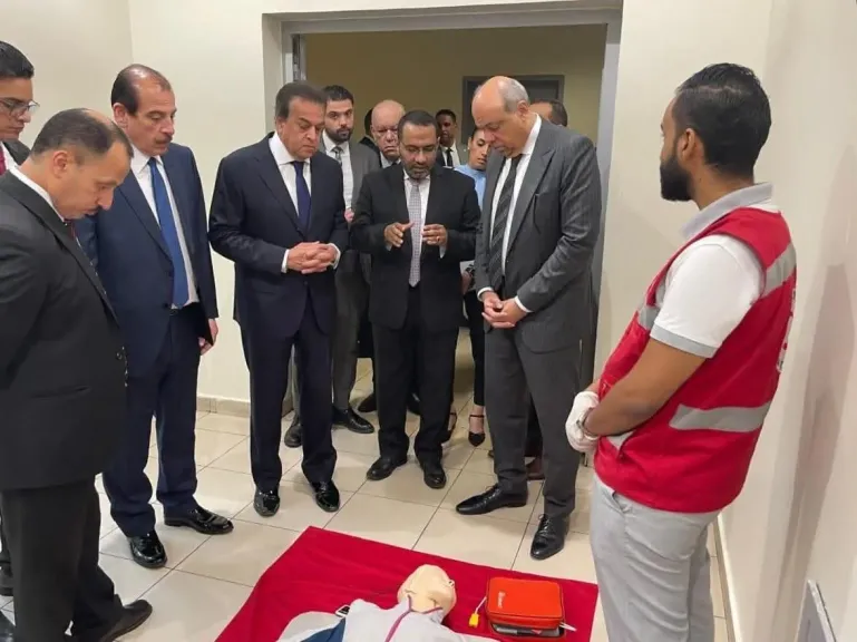 وزير الصحة ووزير الطيران المدني  يتفقدان عيادات الحجر الصحي وأجهزة إزالة الرجفان القلبي المستحدثة بمطار القاهرة الدولي