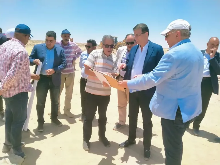 وزير الزراعة يتفقد أعمال حصر وتصنيف الأراضي الصحراوية بمنطقة ”العميد” على محور وادي النطرون ـ العلمين