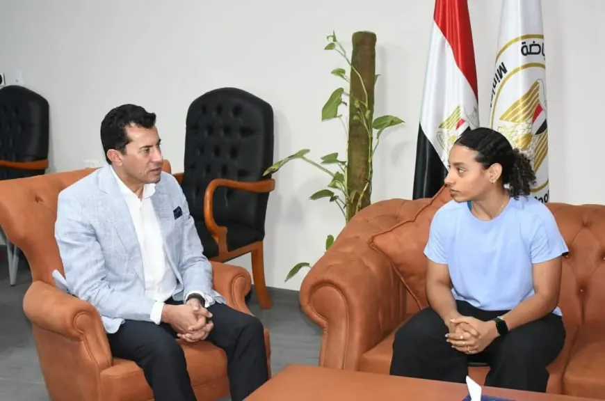 وزير الرياضة يلتقي لاعبة الإسكواش كنزي أيمن لتذليل العقبات الدراسية ودعم مسيرتها الرياضية
