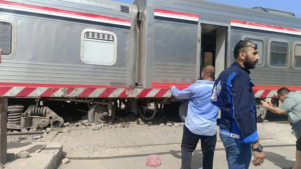 تفاصيل خروج عربة قطار الإسكندرية القاهرة عن القضبان وتوقف الحركة