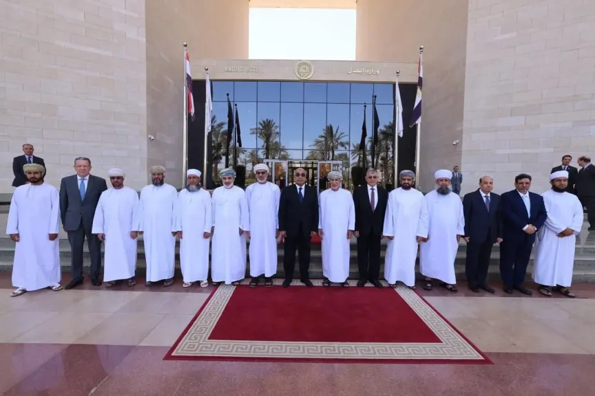 وزير العدل يستقبل وفد قضائي من سلطنة عُمان في العاصمة الإدارية