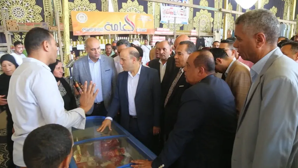 محافظ كفرالشيخ يتفقد سوق «اليوم الواحد» بالحامول لتوفير السلع الغذائية والاستهلاكية بتخفيضات تصل إلى 30%