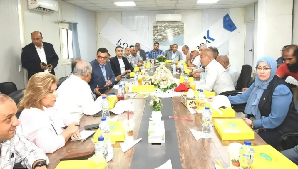 وزير الإسكان يعقد اجتماعًا مع الشركات العاملة بحدائق تلال الفسطاط