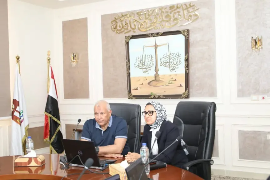 محافظ الوادي الجديد يبحث آليات عمل منظومة ميّكنة صندوق استصلاح الأراضي