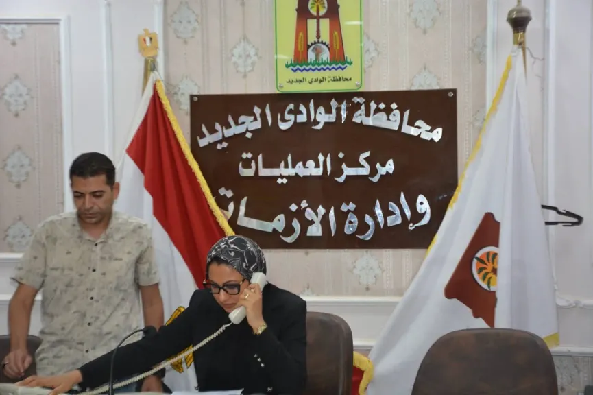من داخل غرفة العمليات  نائب محافظ الوادي الجديد تطمئن على عودة خدمات الخطوط الساخنة لمرافق الطوارئ