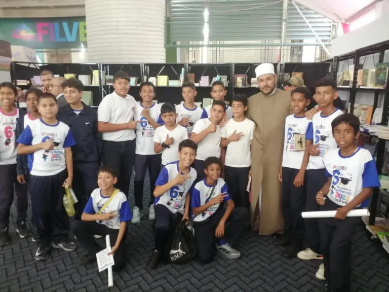 طلاب فنزويليون يزورون جناح المجلس الأعلى للشئون الإسلامية بمعرض كاراكاس الدولي للكتاب