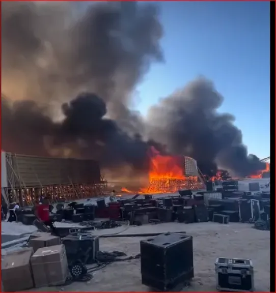 شاهد بالصور .. ”المسرح ولع”.. حريق هائل في حفل غنائي بالساحل الشمالي