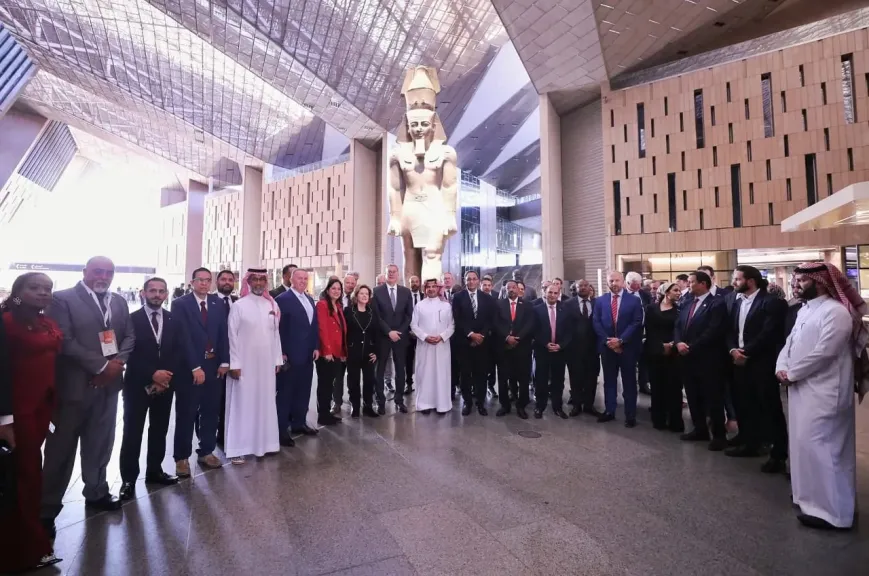 وزير البترول والثروة المعدنية يقود جولة لكبار الضيوف في المتحف المصري الكبير