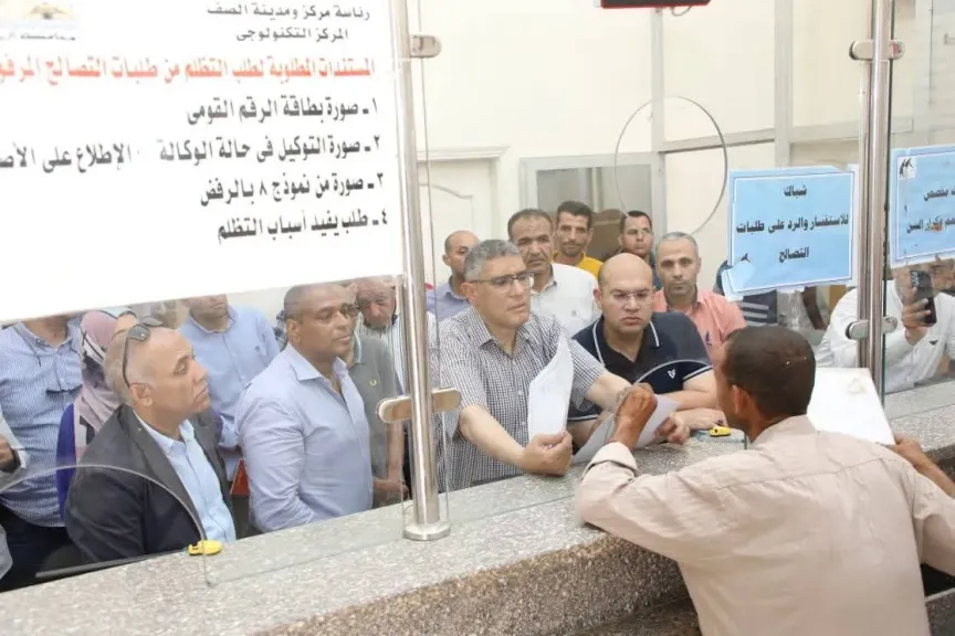 ”المحافظ على الشباك”.. استماع مباشر لمطالب المواطنين من قلب المركز التكنولوجي بالصف