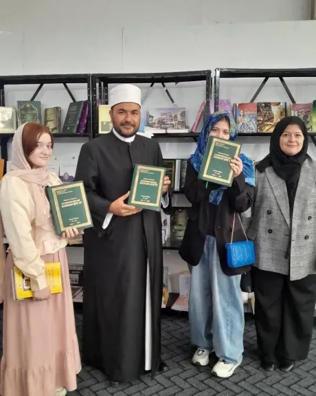 استمرار التوافد على جناح  المجلس الأعلى للشئون الإسلامية بمعرض كاراكاس الدولي بفنزويلا وإشادات واسعة من الزوار