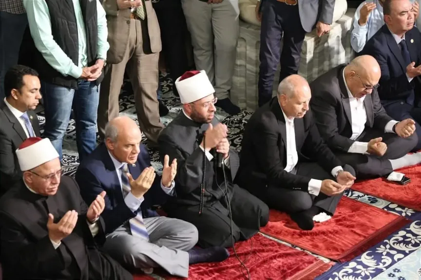وزير الأوقاف يؤدي صلاة الجمعة من مسجد الإمام الحسين بحضور محافظ القاهرة وقيادات الوزارة والمحافظة