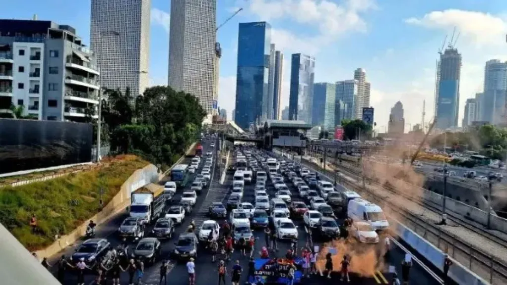 للمطالبة بصفقة تبادل.. عائلات المحتجزين الإسرائيليين تغلق شارع أيالون في تل أبيب