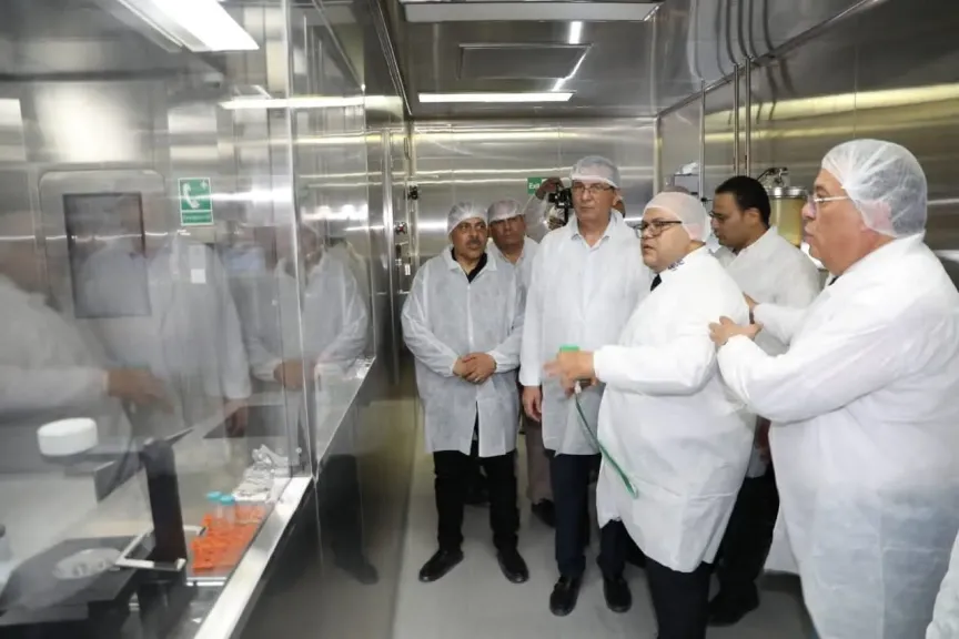 وزير الزراعة ومحافظ الشرقية يتفقدان أكبر مصنع لإنتاج اللقاحات البيطرية بالشرق الأوسط وإفريقيا.. «صور»
