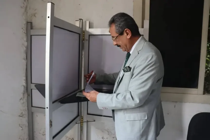 أمين حزب الجبهة الوطنية بالبحيرة يدلي بصوته في انتخابات الشيوخ