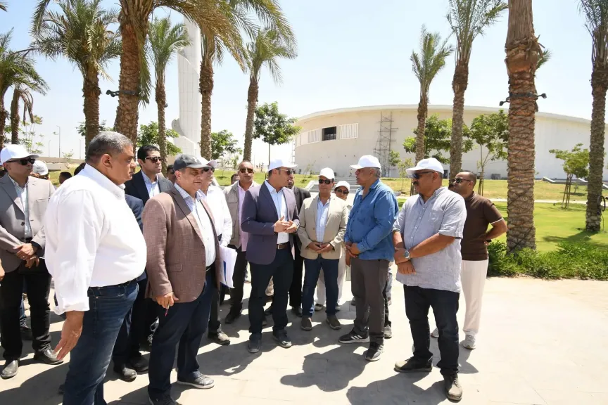 وزير الإسكان ومحافظ القاهرة يتفقدان مكونات مشروع حدائق ”تلال الفسطاط” بمصر القديمة