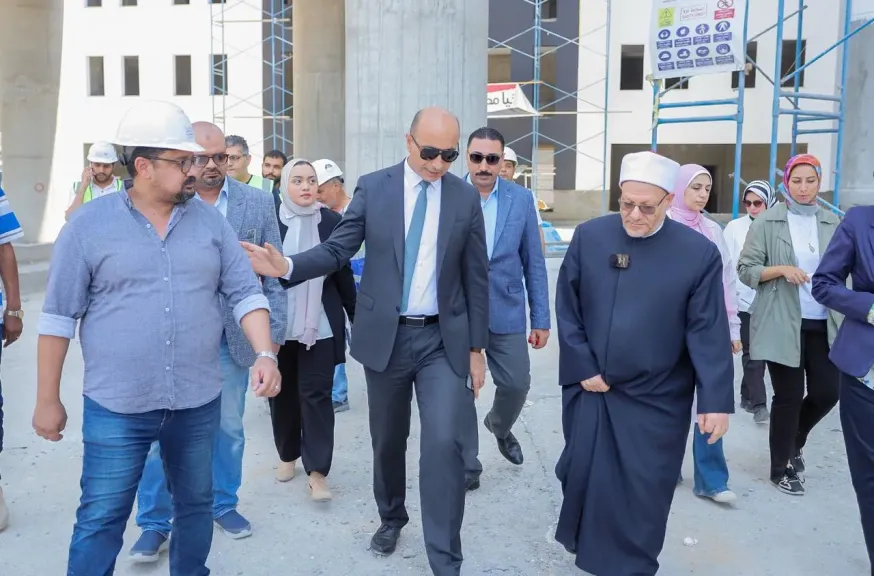 رئيس جامعة دمنهور  ومفتي الجمهورية السابق يتفقدان الأعمال الإنشائية لمبنى المستشفى الجامعي