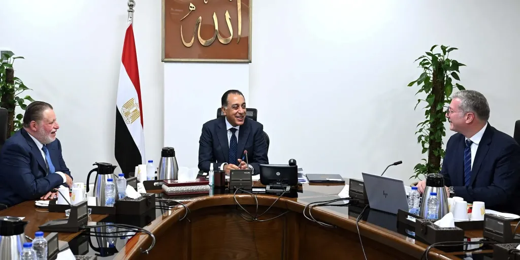 رئيس الوزراء يتابع جهود توفير المنتجات البترولية وموقف سداد مستحقات الشركاء الأجانب في قطاع البترول