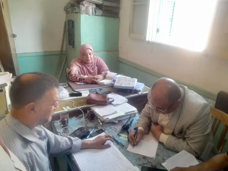 وكيل زراعة البحيرة يبحث شكوى أحد المواطنين بجمعية طرابمبا الزراعية