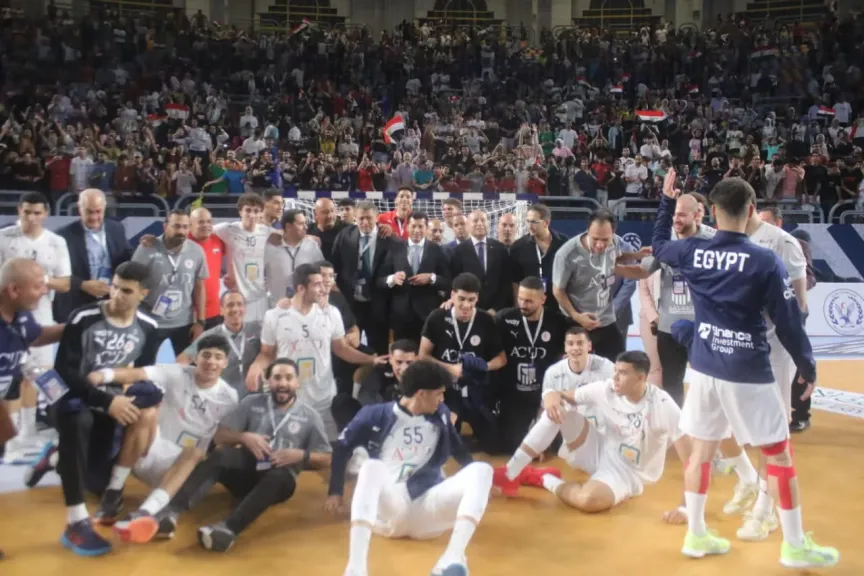 وزير الرياضة يحتفل  في الملعب مع منتخب الناشئين بالتاهل لربع نهائي مونديال اليد