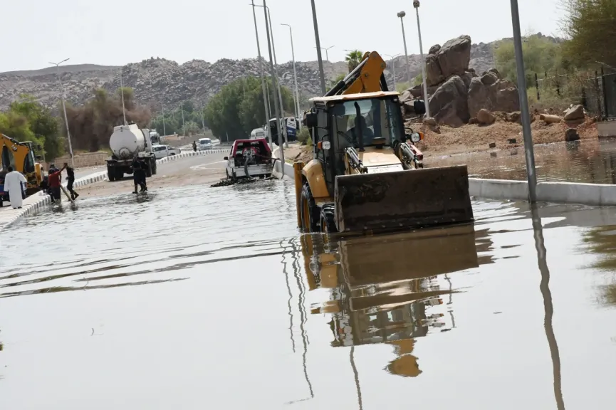 محافظ أسوان يتابع ميدانيًا إصلاح كسر خط الطرد الرئيسي لمحطة الكرور