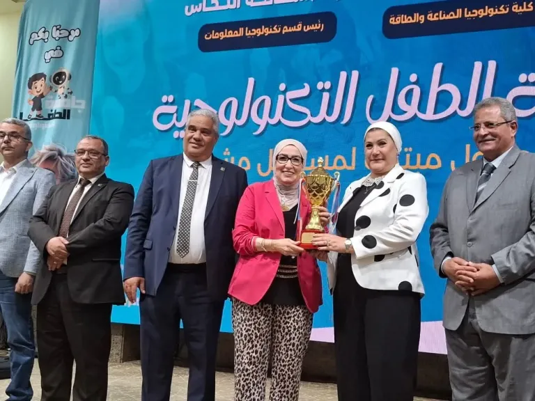 جانب من التوقيع