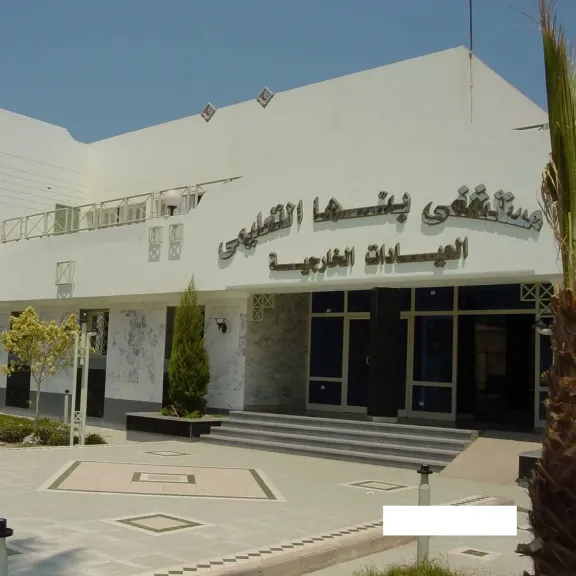 أهالي مريض يقتحمون استقبال مستشفى بنها الجامعي بدراجة نارية.. والأمن يتدخل  | المحافظات | الطريق