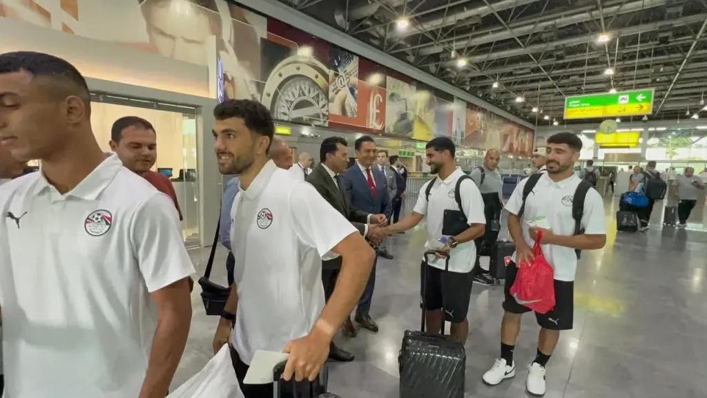 وزير الرياضة يودع المنتخب الوطني بمطار القاهرة 