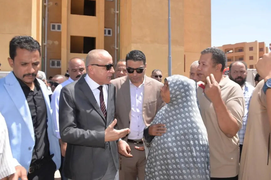 جانب من توزيع الشقق بالأقصر 