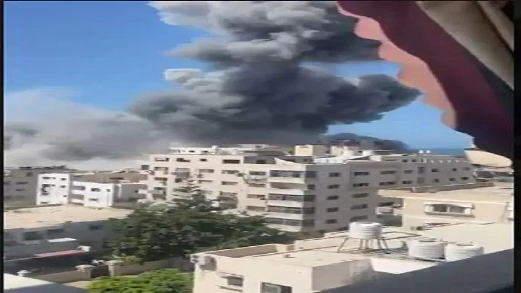 تدمير برج طيبة السكني في غزة
