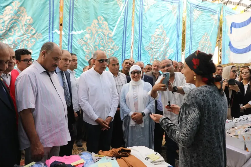 محافظ المنيا يفتتح معرض 