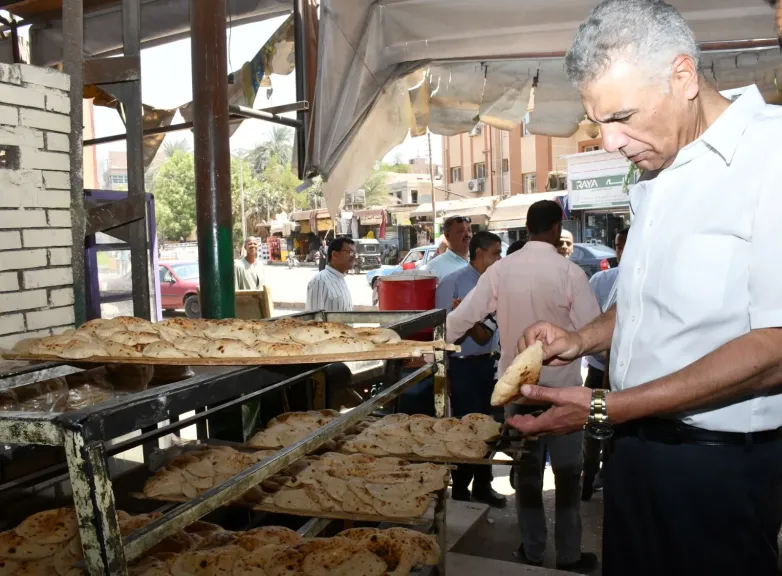 محافظ أسوان يتابع  مستوى رغيف الخبز 