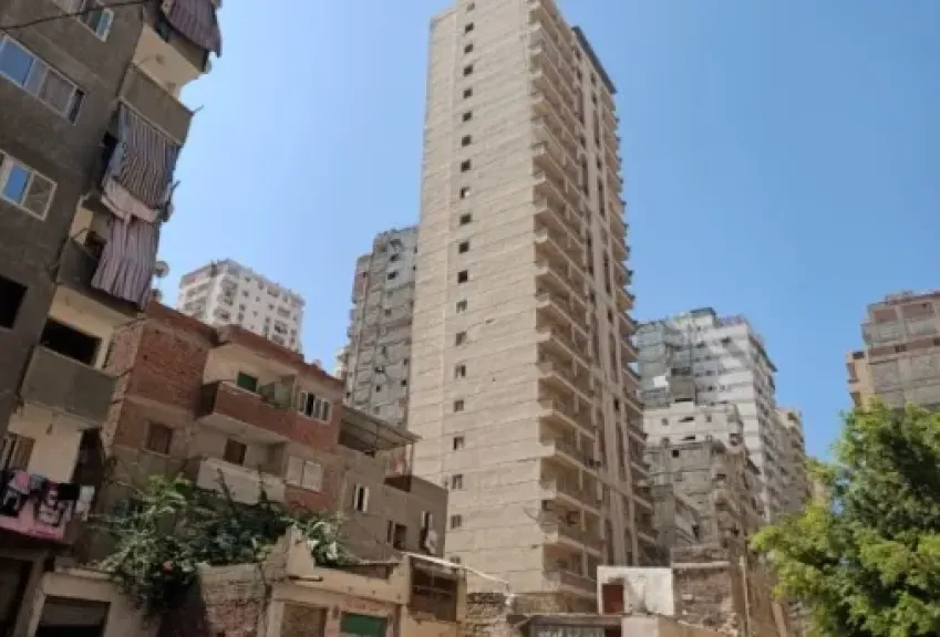   الإسكندرية..عقار المندرة المائل 